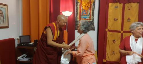 Gheshe Soepa dona la Kata a Pasqua presidente del centro Karma Yoga   