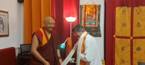 Ghese Lobsang Soepa dona la Kata al maestro Carlo in segno di protezione e ringraziamento per averlo ospitato al centro Karma Yoga